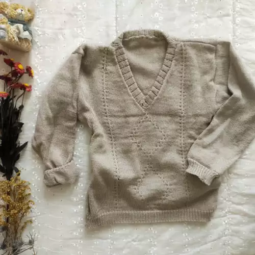 Buzo niño café de punto cuello V talla 3 años