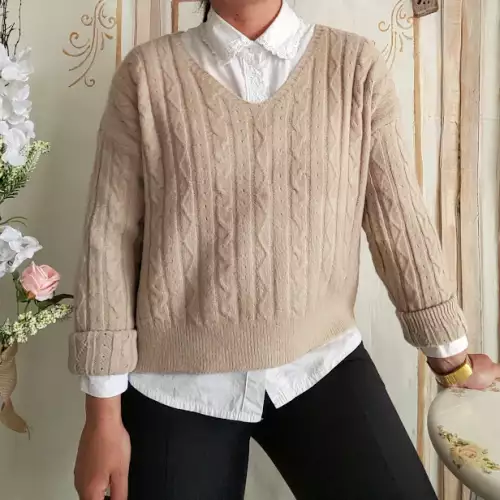 Buzo tejido beige cuello V con detalle trenzas
