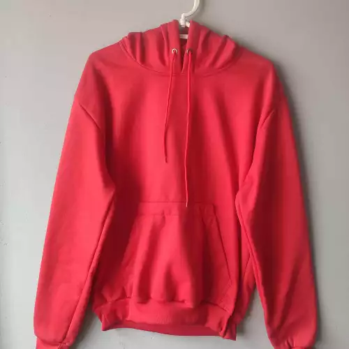 Buzo unisex rojo con capota y bolsillo canguro