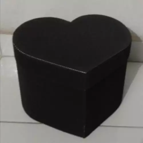 Caja con forma de corazón color negro
