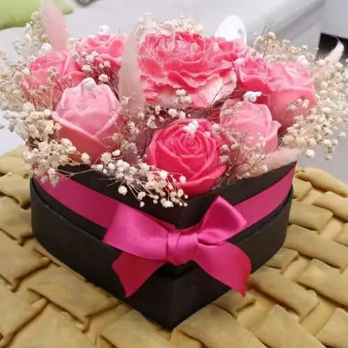 Caja corazón con velas aromáticas y flores secas