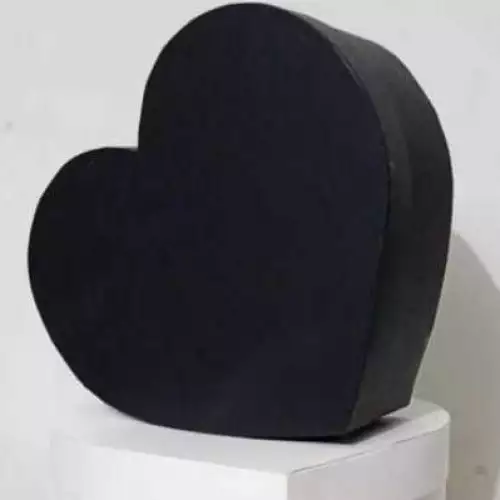 Caja negra con forma de corazón