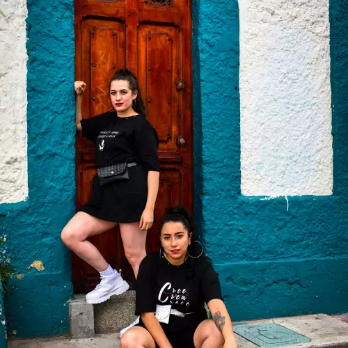 Camiseta oversize de algodón con mantra y riñonera