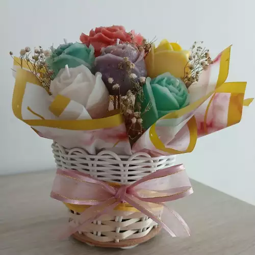 Canasta floral con velas artesanales aromáticas