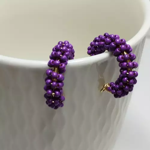Candonga entorchada mostacilla morada acero dorado