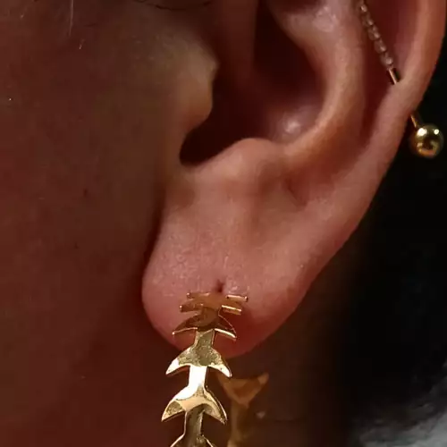 Candongas Sagíra en acero dorado diseño hojas