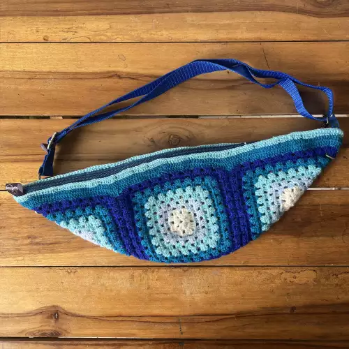 Canguro tejido crochet azul hecho a mano
