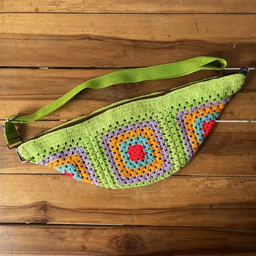 Canguro tejido crochet verde hecho a mano