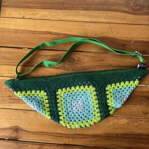 Canguro tejido crochet verde oscuro artesanal