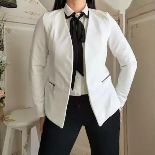 Chaqueta blanco marfil mujer con cremalleras doradas