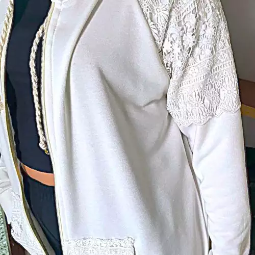 CHAQUETA CON DETALLES EN GUIPIUR