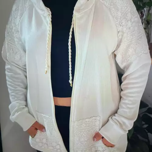 CHAQUETA CON DETALLES EN GUIPIUR