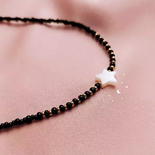 Choker negro graduable con dije estrella nácar