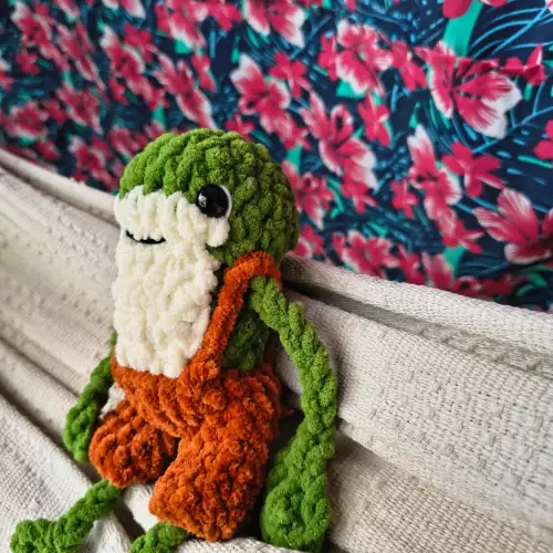 Coco la rana tejida a crochet hecha a mano