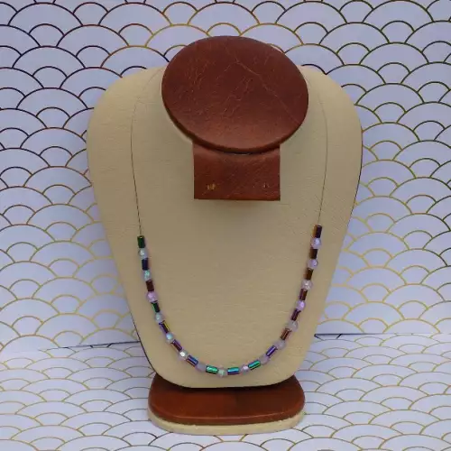 Collar acerina visos de colores con rombos lilas