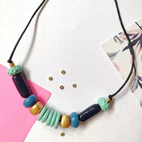 Collar bolas azules en porcelana fría hecho a mano