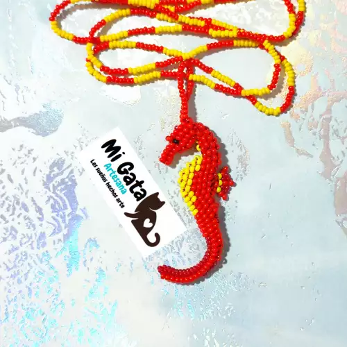 Collar caballito de mar rojo 3D tejido a mano