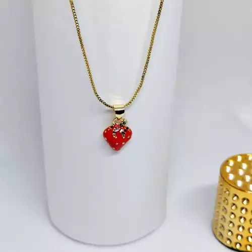 Collar cadena con dije de fresa dorada esmaltada