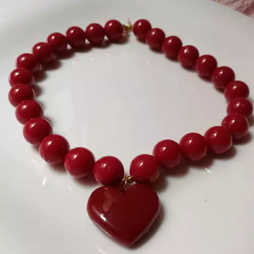 Collar chunky vinotinto dije corazon Anartia accesorios