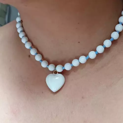Collar con perlas blancas y dije corazón azul