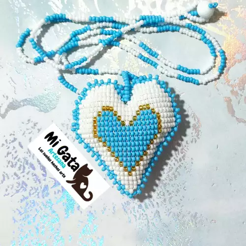 Collar corazón azul chunky 3D tejido a mano