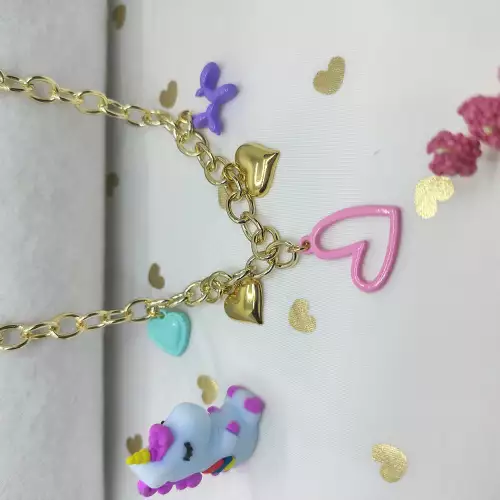 Collar dorado multicharm con dijes de corazones