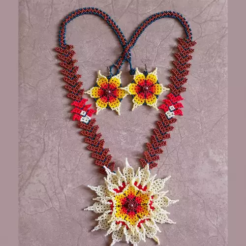 Collar flor amarilla con hojas café y aretes artesanal
