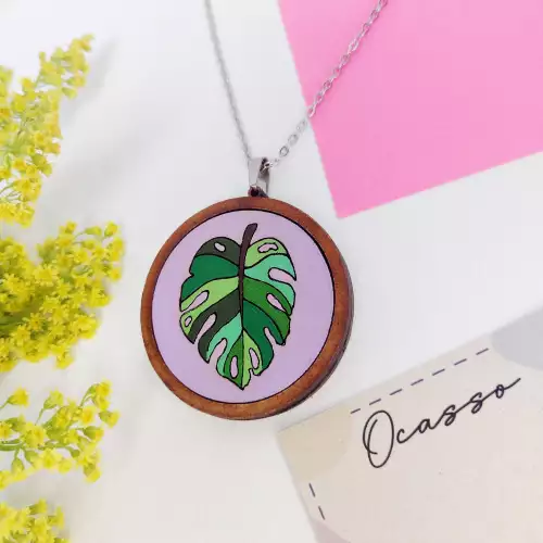Collar hoja monstera en madera pintado a mano
