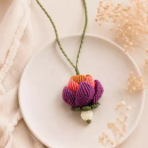 Collar loto macramé flor tridimensional multicolor