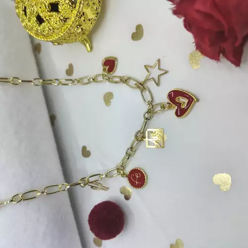 Collar multicharm love con dijes de corazones