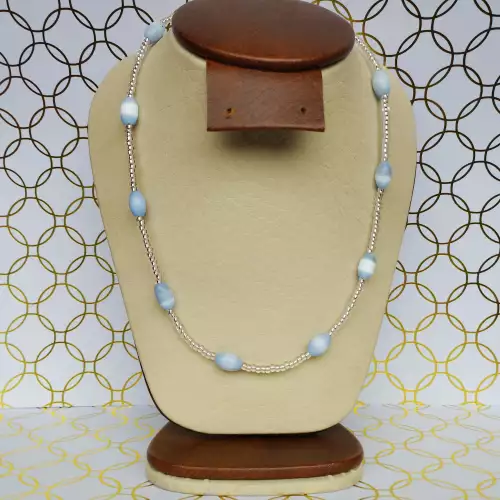 Collar ojo de gato azul cielo con chaquiras plateadas
