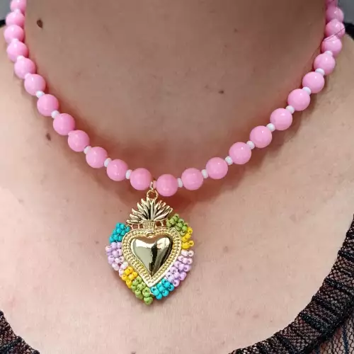 Collar Órbita perlas rosadas corazón dorado pastel