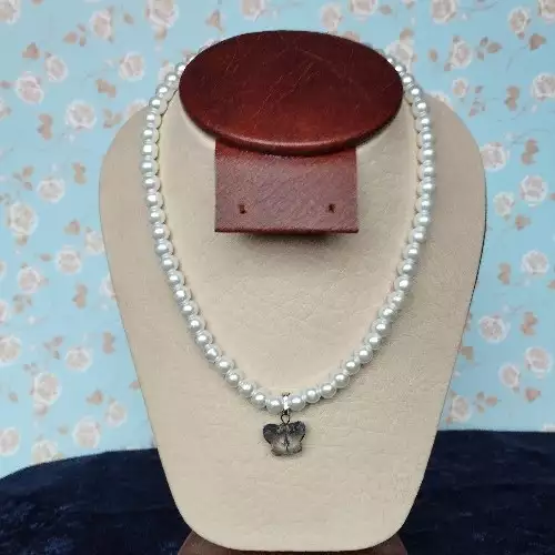 Collar perlas blancas con dije mariposa vidrio