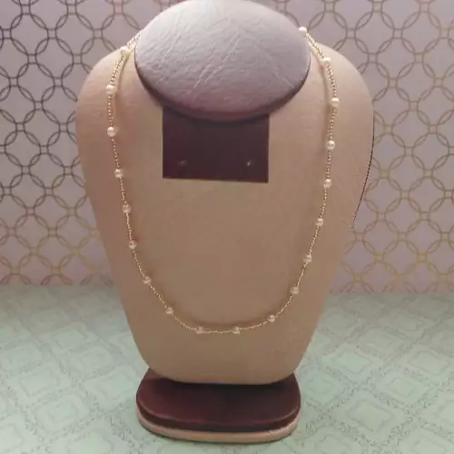 Collar perlas blancas vidrio con mostacilla dorada