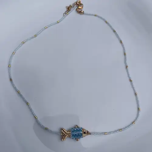 Collar Pez Tejido en Miyuki Delica 11/0 – Azul Claro y Dorado Anartia accesorios