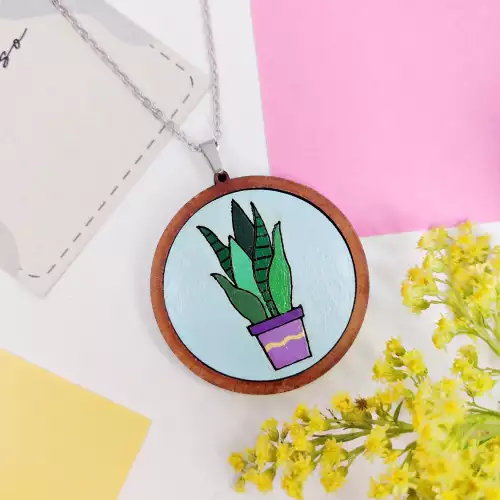 Collar planta lengua de suegra madera artesanal