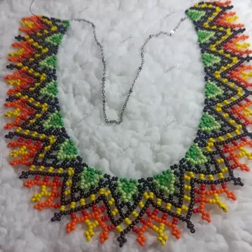 Collar raíces ancestrales artesanal con chaquiras