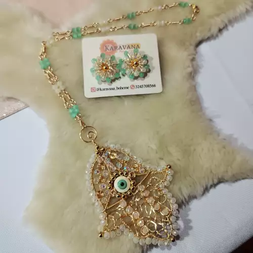 Collar y topos mano Hamsa tejido verde y blanco artesanal