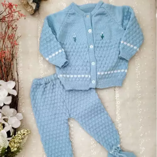 Conjunto bebé azul lana antialérgica con botones