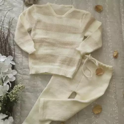 Conjunto bebé beige a rayas con buzo y pantalón