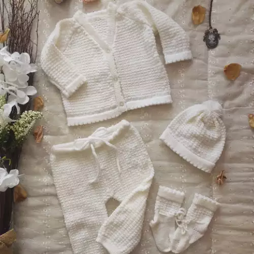 Conjunto bebé beige con gorro y patines 6 meses