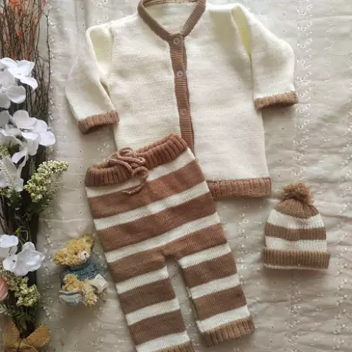 Conjunto bebé beige rayas hilo antialérgico con cardigan