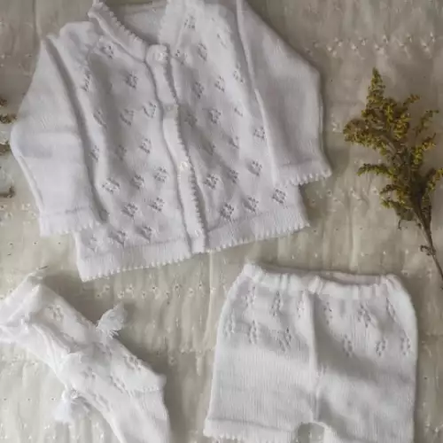 Conjunto bebé blanco con pompones estilo victoriano