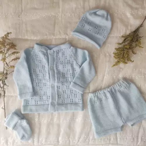Conjunto bebé azul claro en lana con cardigan y gorro
