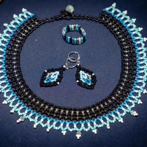 Conjunto collar aretes anillo mostacilla punto huichol