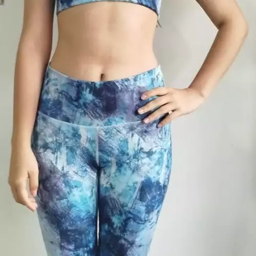 Conjunto deportivo capri y top azul estampado para mujer