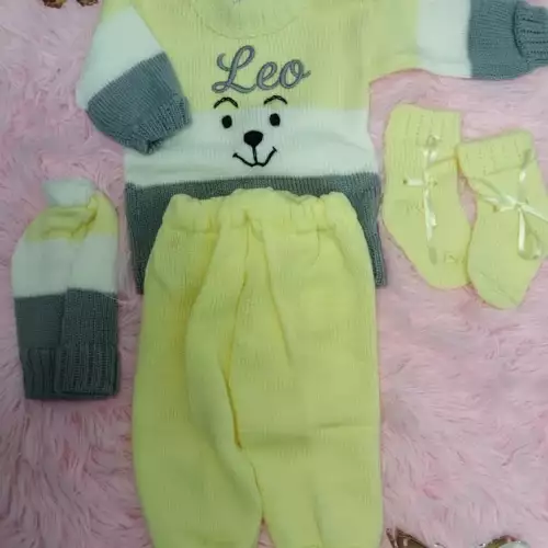 Conjunto tejido para bebé con suéter gorrito y medias