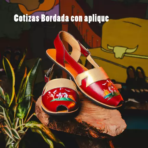 Cotiza bordada con aplique en cuero genuino relieve