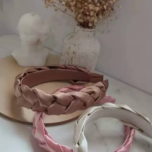 Diadema trenzada de satín ancho y elegante