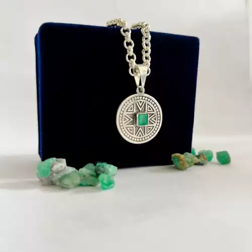 Dije Amunet plata con esmeralda cuadrada 5mm